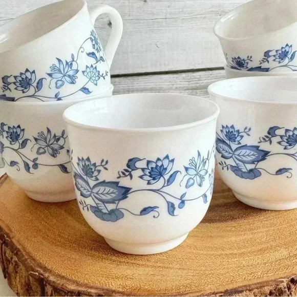 Vintage 70s MCM milkglass French ARCOPAL ‘Blue Onion’  pattern white opalescent - Picture 2 of 6